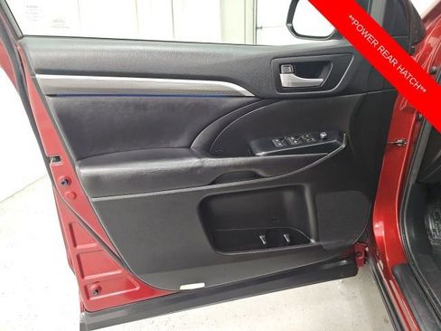 Used 2017 Toyota Highlander SE image 12