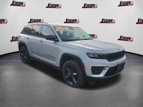 Used 2023 Jeep Grand Cherokee Altitude image 3