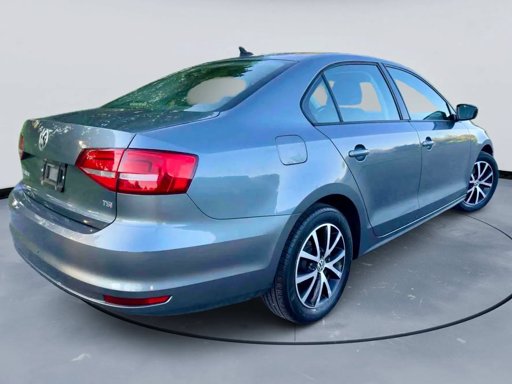 Used 2015 Volkswagen Jetta SE FWD image 2