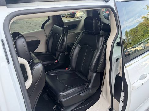 Used 2024 Chrysler Pacifica Limited FWD image 5