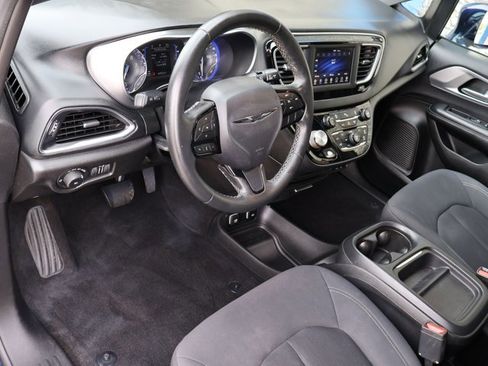 Used 2019 Chrysler Pacifica Touring Plus w/ S Appearance Package FWD image 7