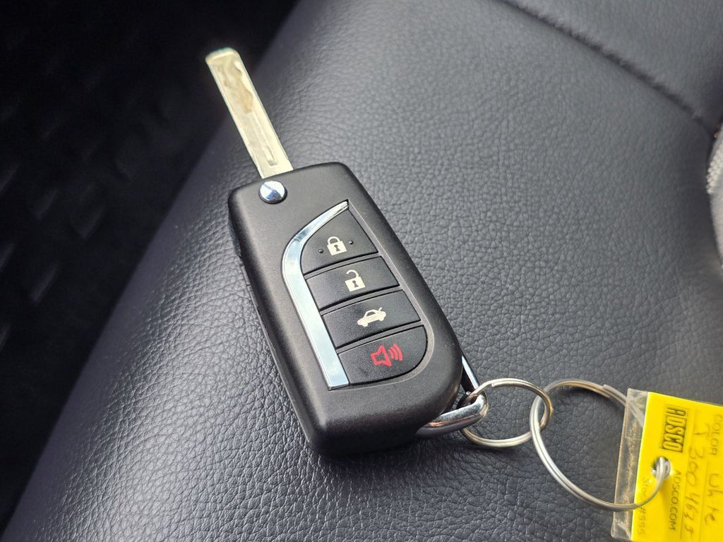 Used 2018 Toyota Camry SE FWD image 31