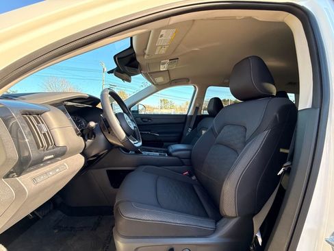 Used 2025 Nissan Pathfinder SV image 22