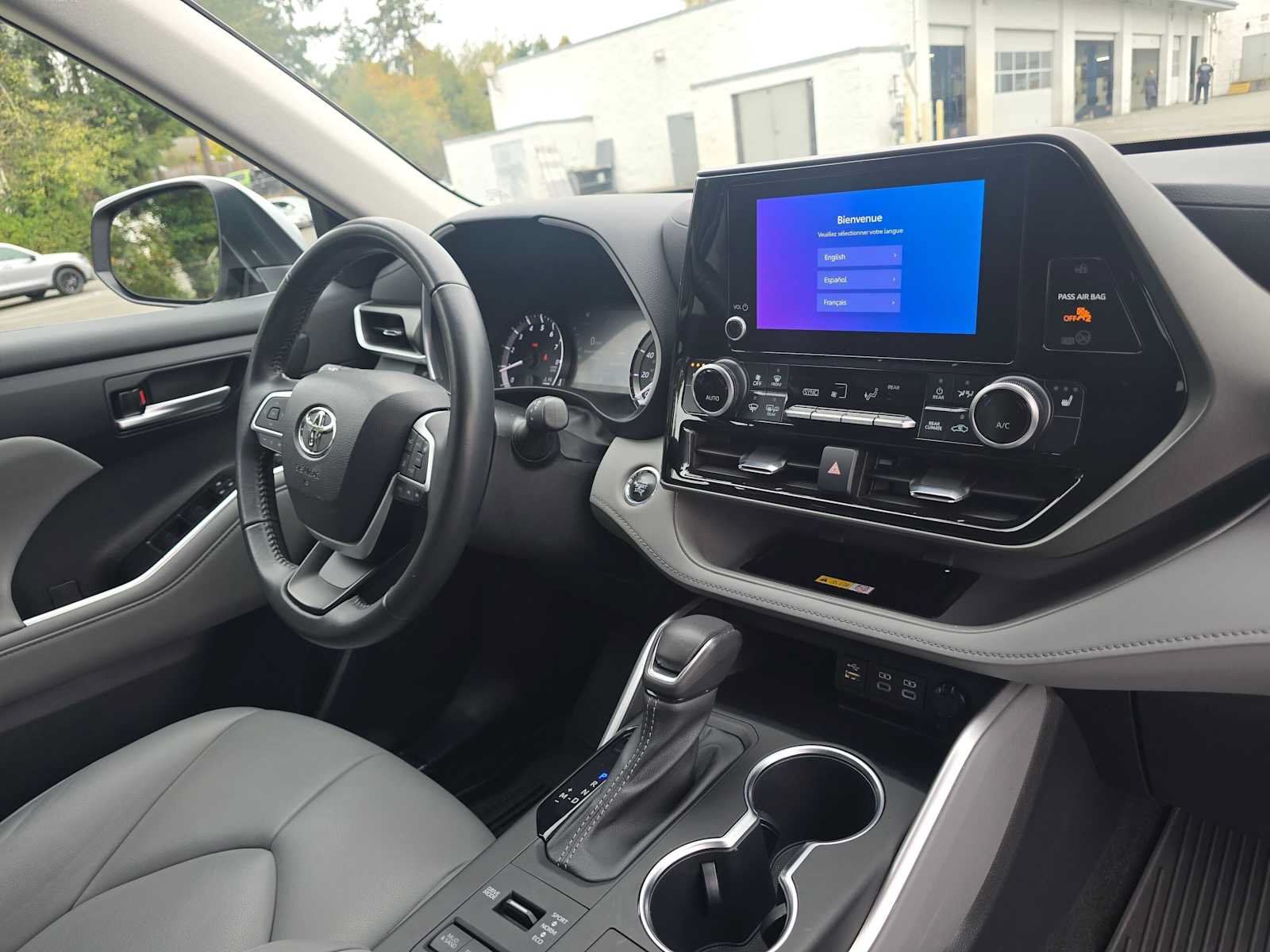 Used 2023 Toyota Highlander XLE AWD/4WD image 10