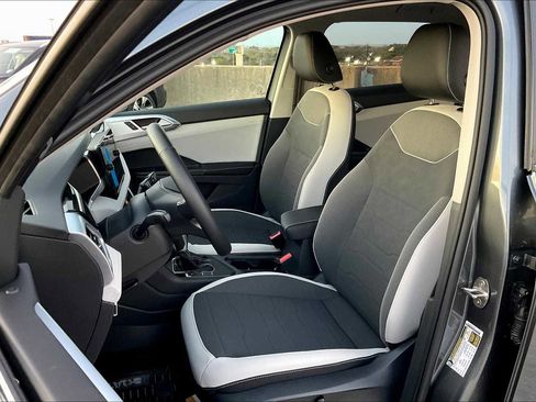 New 2025 Volkswagen Taos SE image 9