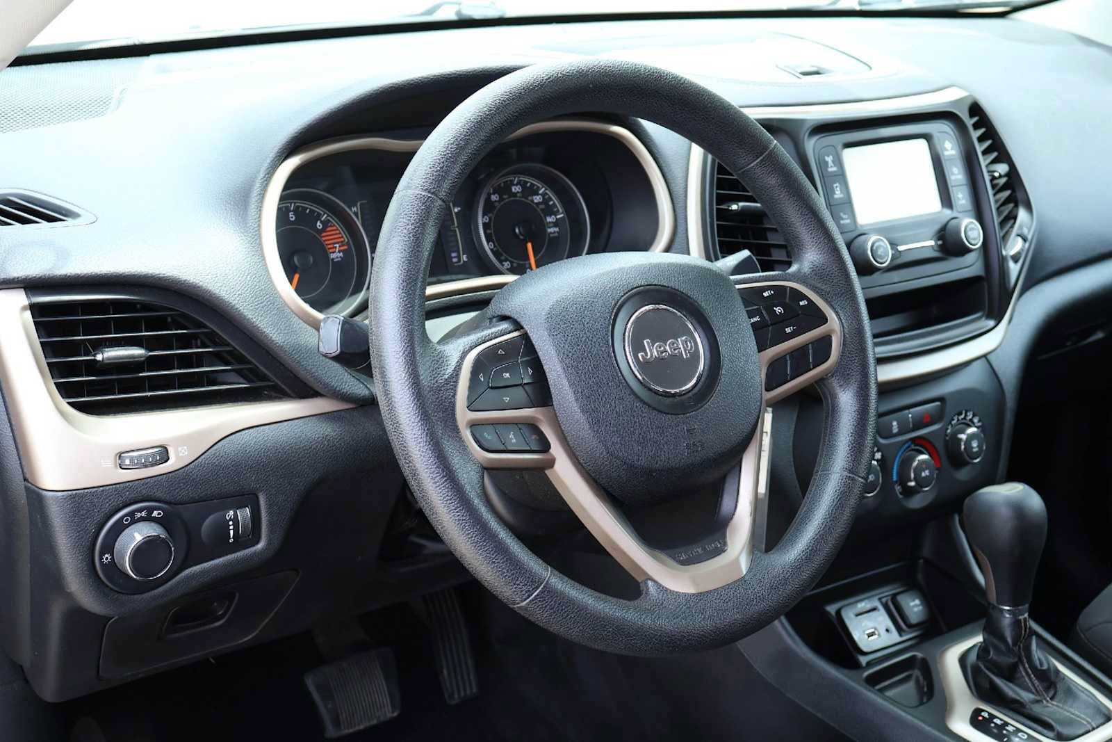 Used 2017 Jeep Cherokee Sport FWD image 2