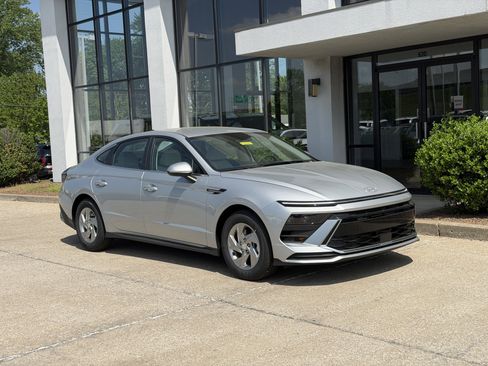New 2026 Hyundai Sonata SE FWD image 2