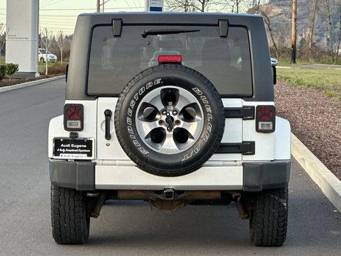 Used 2018 Jeep Wrangler Unlimited Sahara w/ Connectivity Group image 4