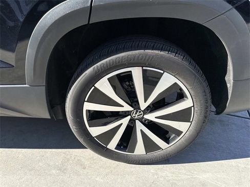 Certified 2023 Volkswagen Taos SE w/ Panoramic Sunroof Package image 6