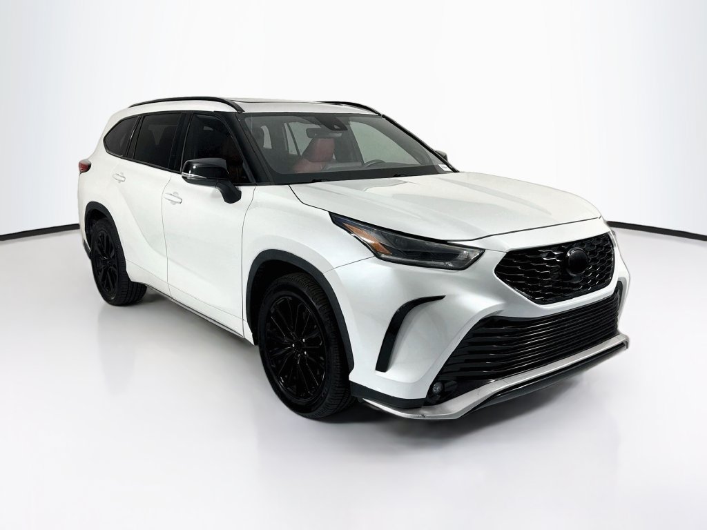 Used 2022 Toyota Highlander XSE FWD image 3