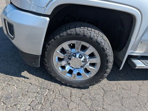 Used 2019 GMC Sierra 2500 Denali w/ Duramax Plus Package AWD/4WD image 2