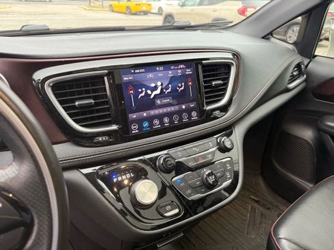 Used 2019 Chrysler Pacifica Limited image 5