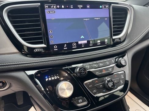 Used 2022 Chrysler Pacifica Limited w/ S Appearance Package image 16