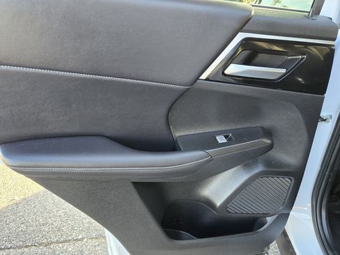 Used 2024 Mitsubishi Outlander SE image 37