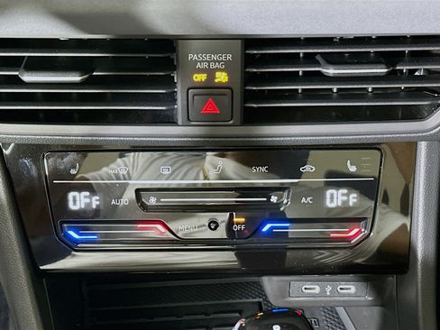 Used 2025 Volkswagen Jetta SE image 23