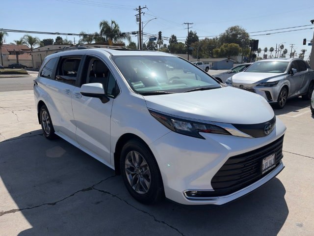 Used 2024 Toyota Sienna XLE w/ XLE Plus Package FWD image 3