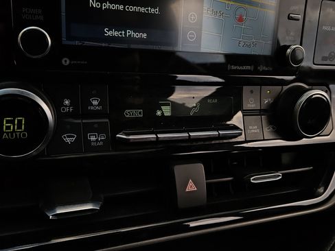 Used 2022 Toyota Highlander XLE image 16