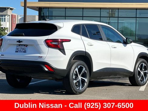 Used 2025 Chevrolet Trax RS FWD image 4
