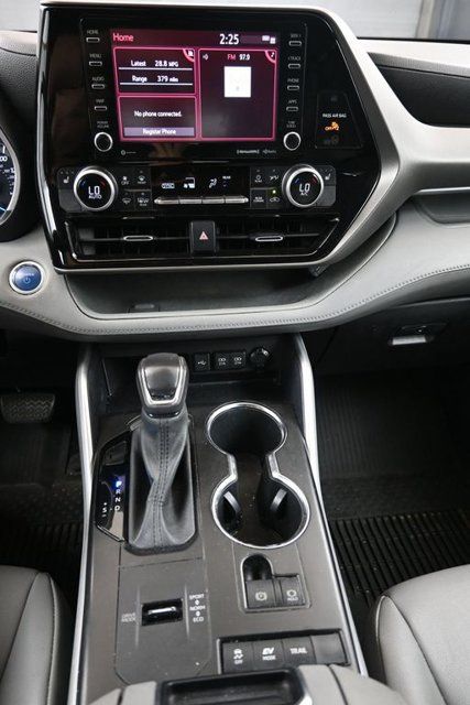 Used 2021 Toyota Highlander XLE AWD/4WD image 29