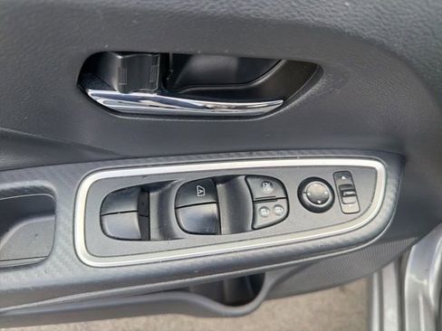 Used 2024 Nissan Versa SR FWD image 18