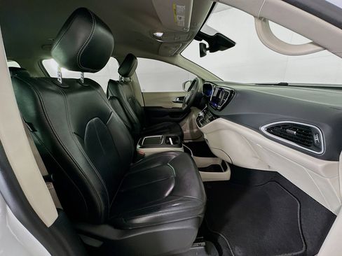 Used 2022 Chrysler Pacifica Touring-L FWD image 32