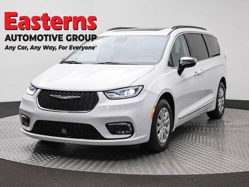 Used 2023 Chrysler Pacifica Limited FWD image 1