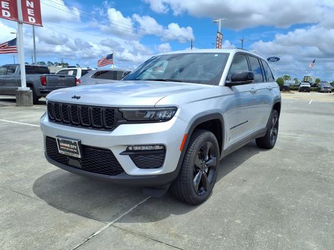 Used 2025 Jeep Grand Cherokee Limited w/ Black Appearance Package AWD/4WD image 3