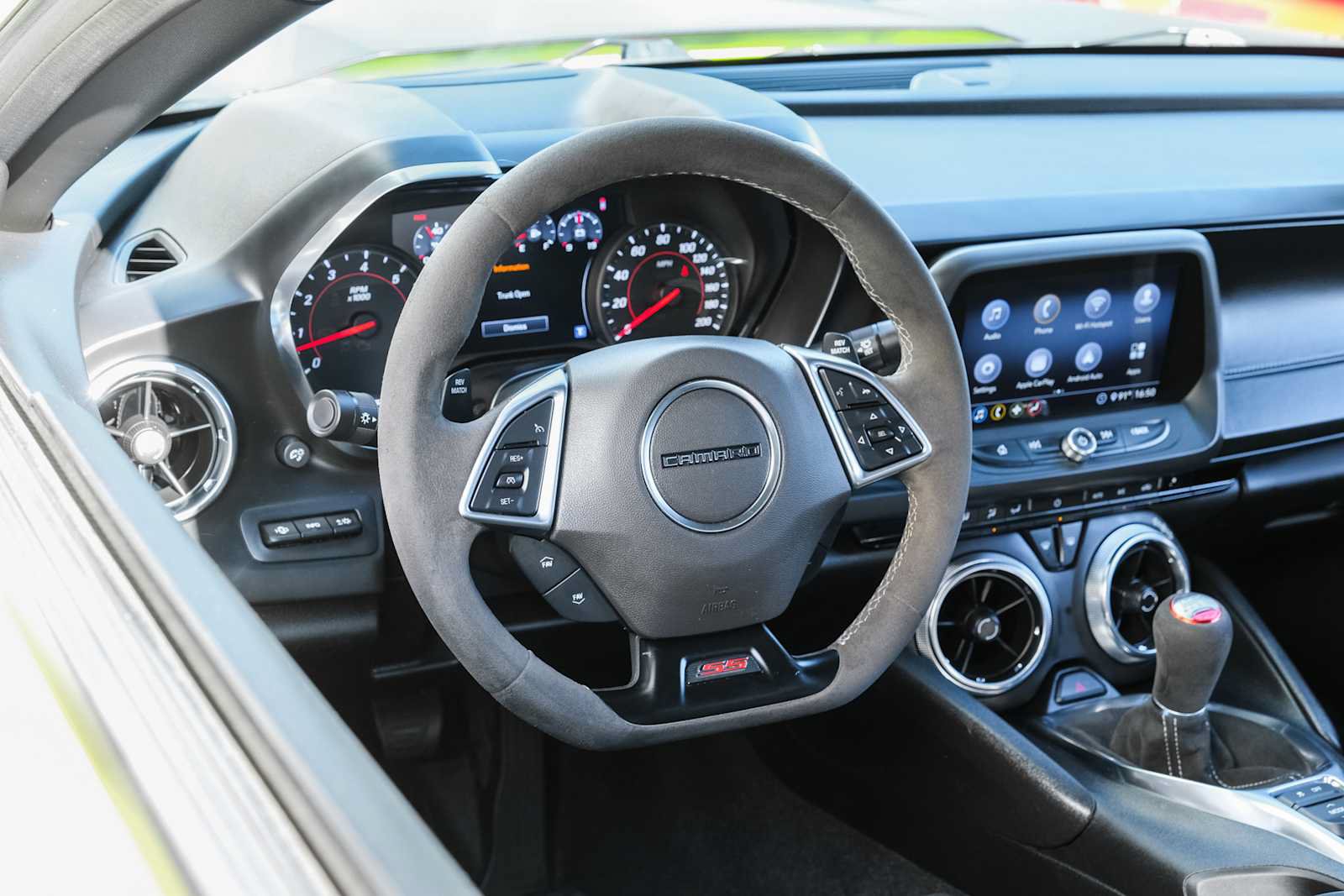 Used 2020 Chevrolet Camaro RWD image 24