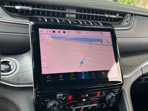 Certified 2024 Jeep Grand Cherokee Limited w/ Black Appearance Package image 21