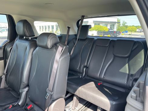 Used 2025 Kia Carnival FWD image 16