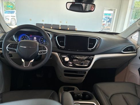 Used 2024 Chrysler Pacifica Touring-L AWD/4WD image 12
