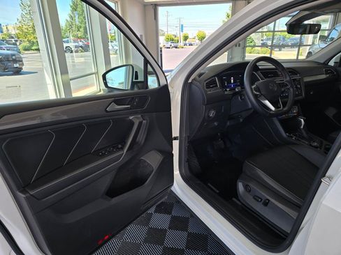 Used 2023 Volkswagen Tiguan SE w/ Panoramic Sunroof Package AWD/4WD image 32