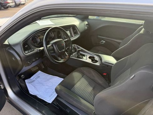 Used 2016 Dodge Challenger SXT image 10