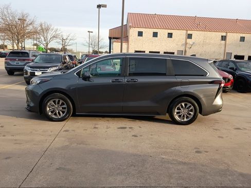 Used 2025 Toyota Sienna LE image 4
