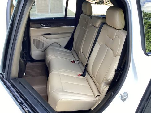 Used 2025 Jeep Grand Cherokee Limited w/ Luxury Tech Group II AWD/4WD image 47