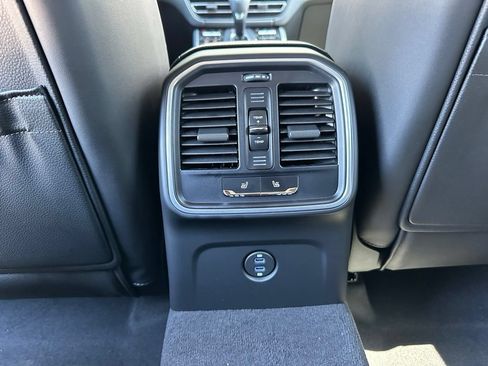 Used 2026 Porsche Macan AWD/4WD image 38