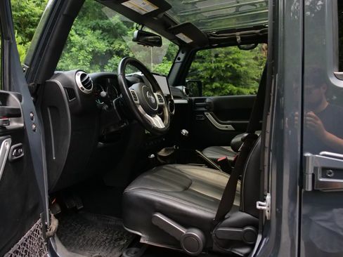 Used 2017 Jeep Wrangler Unlimited Sahara w/ Quick Order Package 23E Chief AWD/4WD image 19