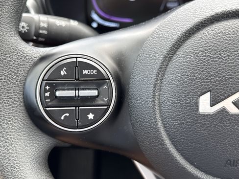 Used 2025 Kia Soul LX w/ LX Technology Package FWD image 13