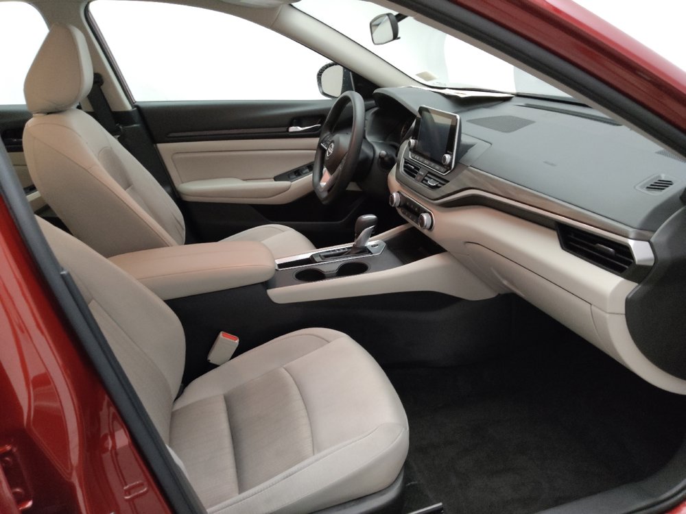 Used 2025 Nissan Altima 2.5 SV FWD image 21