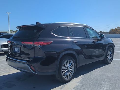 Used 2022 Toyota Highlander Platinum image 5