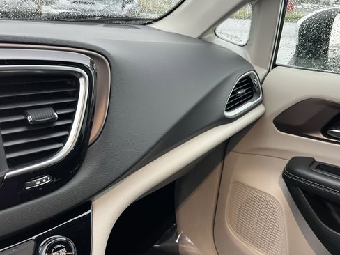 Used 2023 Chrysler Voyager LX image 22