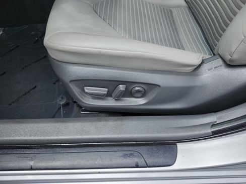 Used 2020 Toyota Camry SE FWD image 23