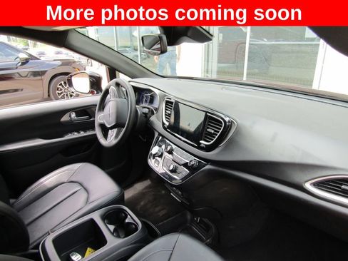 Used 2025 Chrysler Pacifica Select FWD image 11