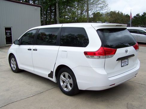 Used 2013 Toyota Sienna L FWD image 2