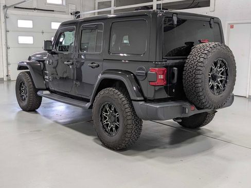 Used 2018 Jeep Wrangler Unlimited Sahara AWD/4WD image 11