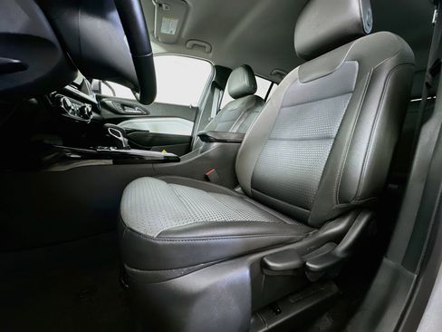 Used 2025 Chevrolet Trax LT w/ LT Convenience Package FWD image 13