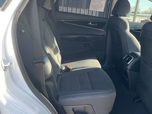 Used 2019 Kia Sorento LX image 37