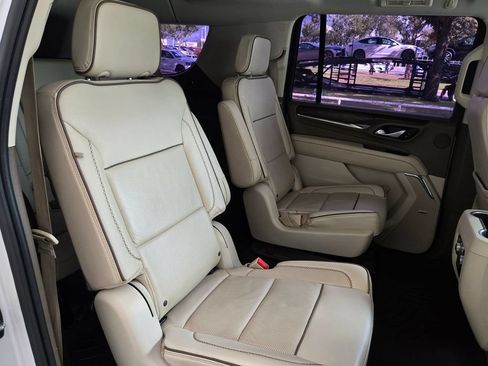 Used 2023 GMC Yukon XL Denali AWD/4WD image 32