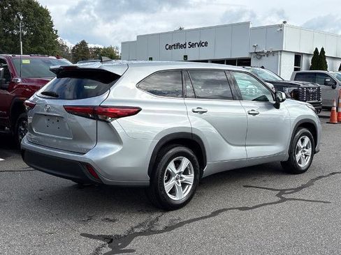 Used 2022 Toyota Highlander LE image 2
