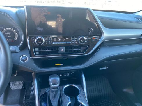 Used 2024 Toyota Highlander Platinum image 19